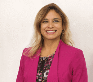 Fotografia profissional de Mayte Penman com um blazer cor-de-rosa