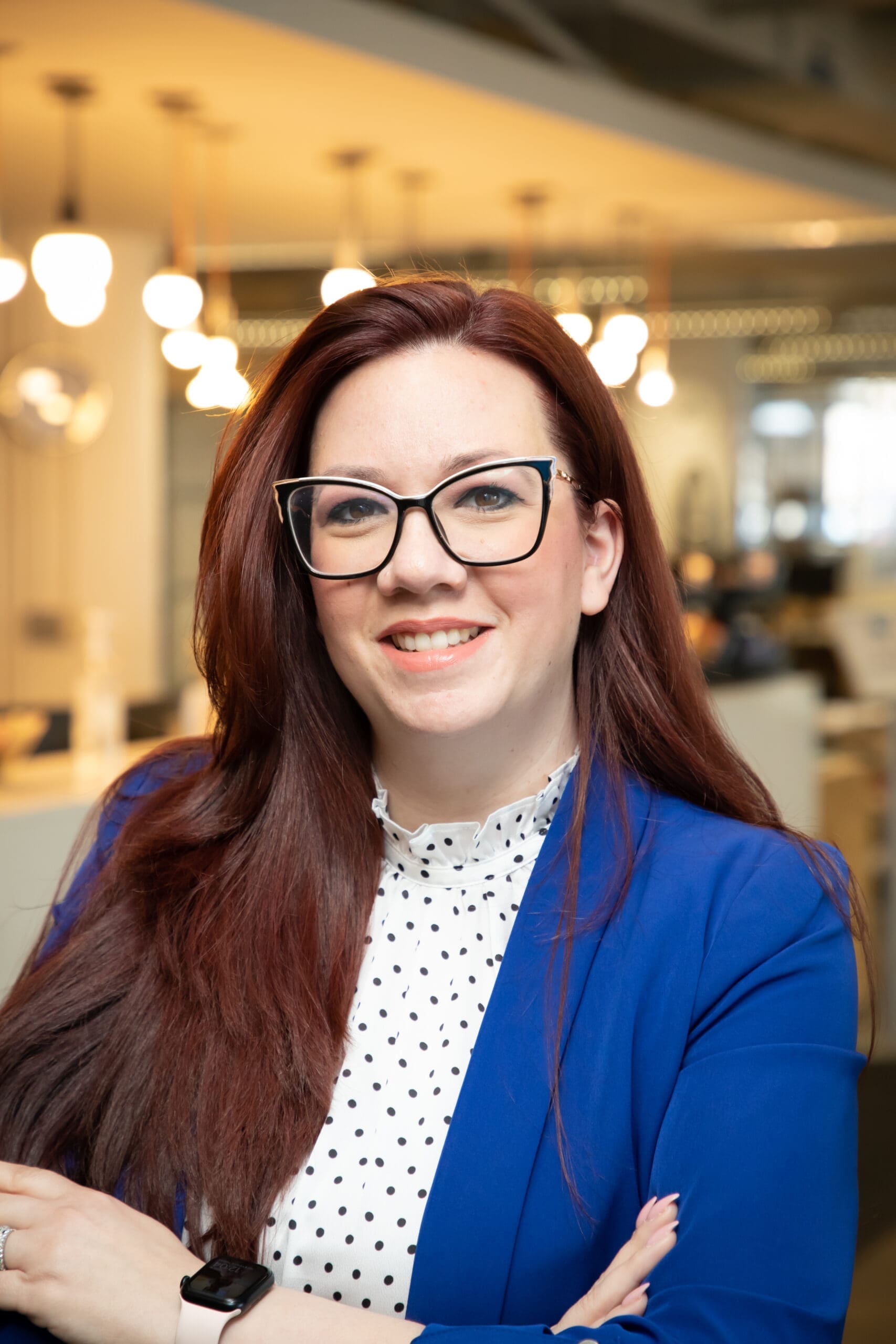 Imagen de Taharah Saad con americana azul y blusa de lunares.