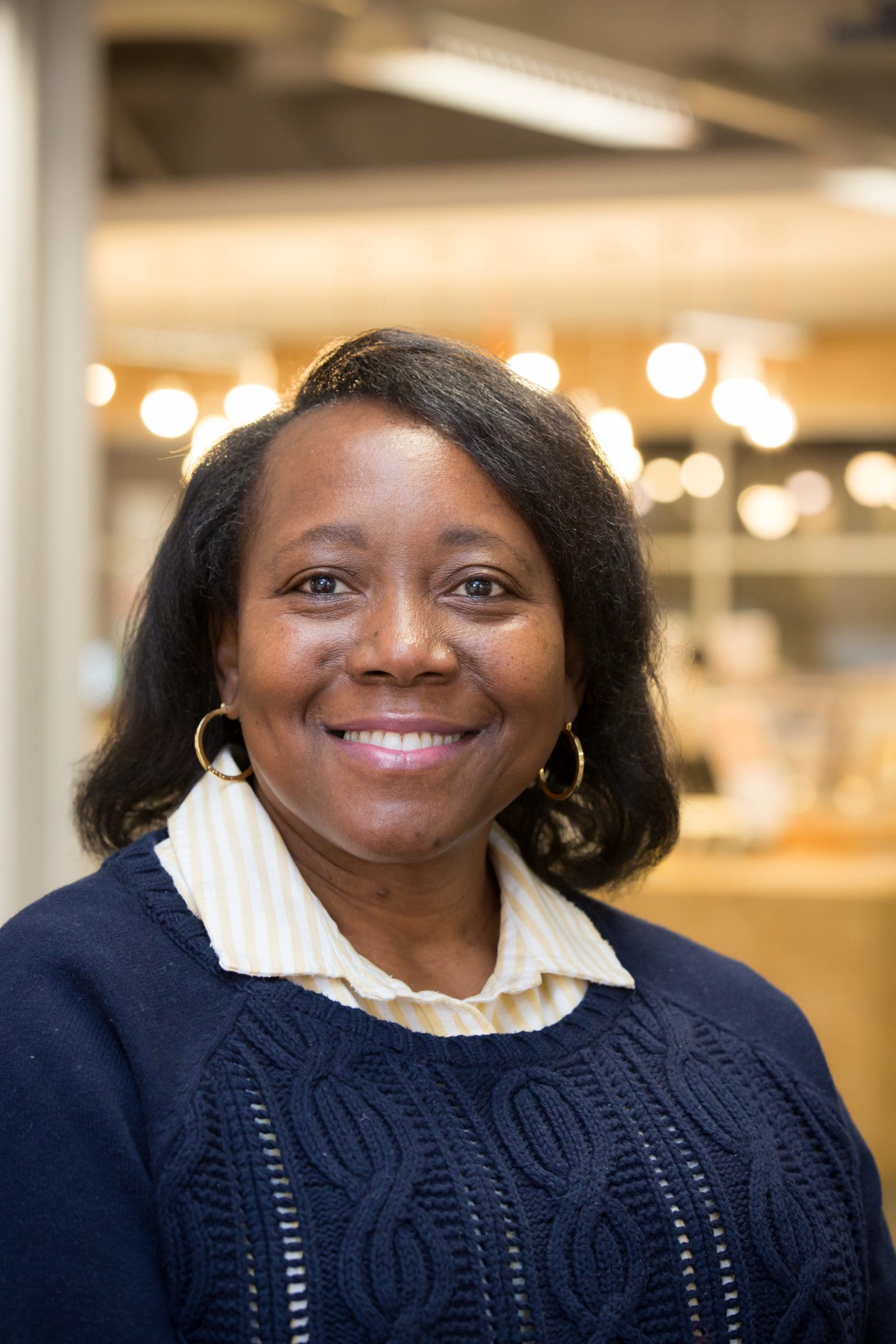 Imagen de Wendy Wilson con un jersey azul oscuro